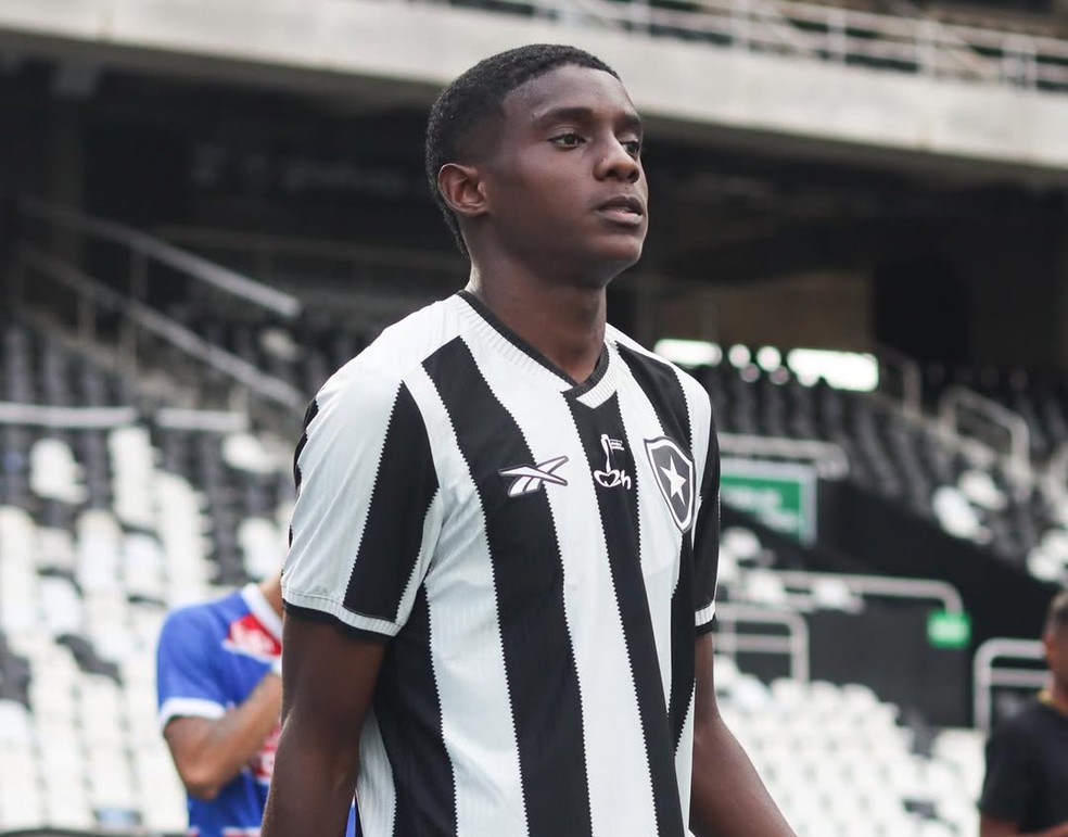 Felipe Januário do Botafogo em ação