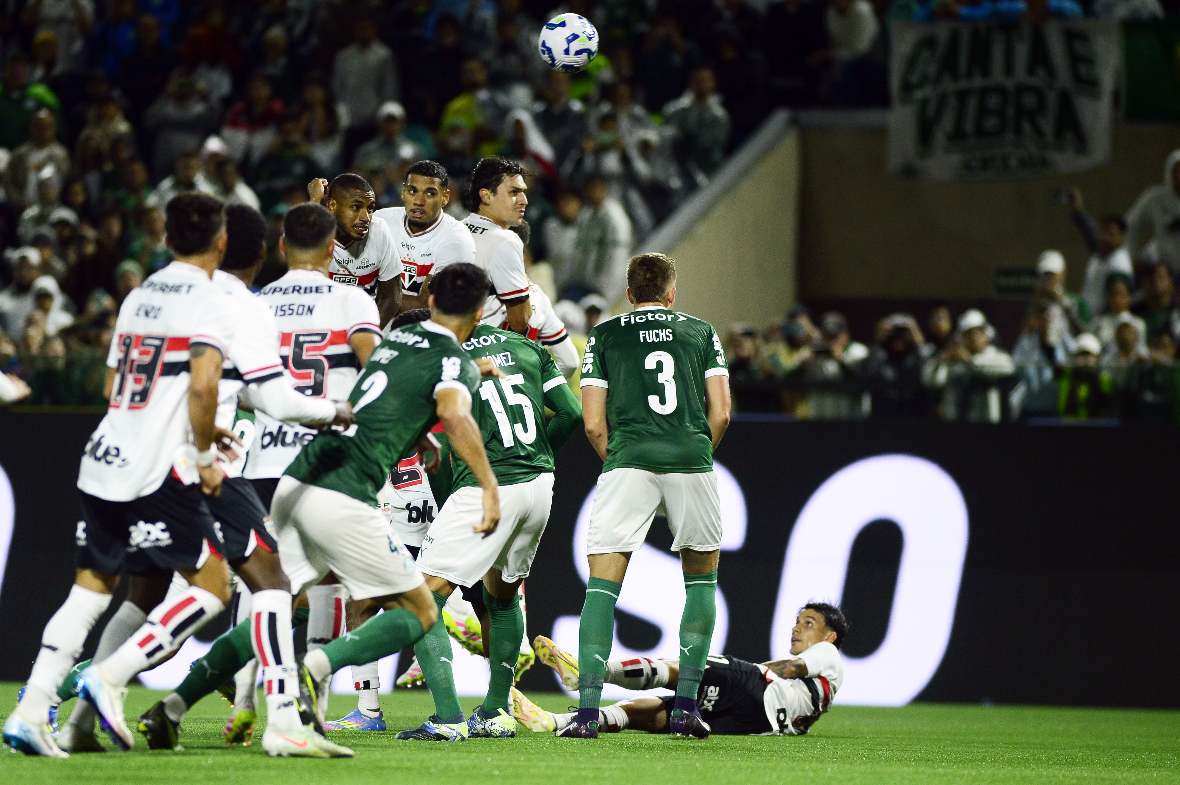 São Paulo pouco agressivo e vê invencibilidade cair em clássico disputado