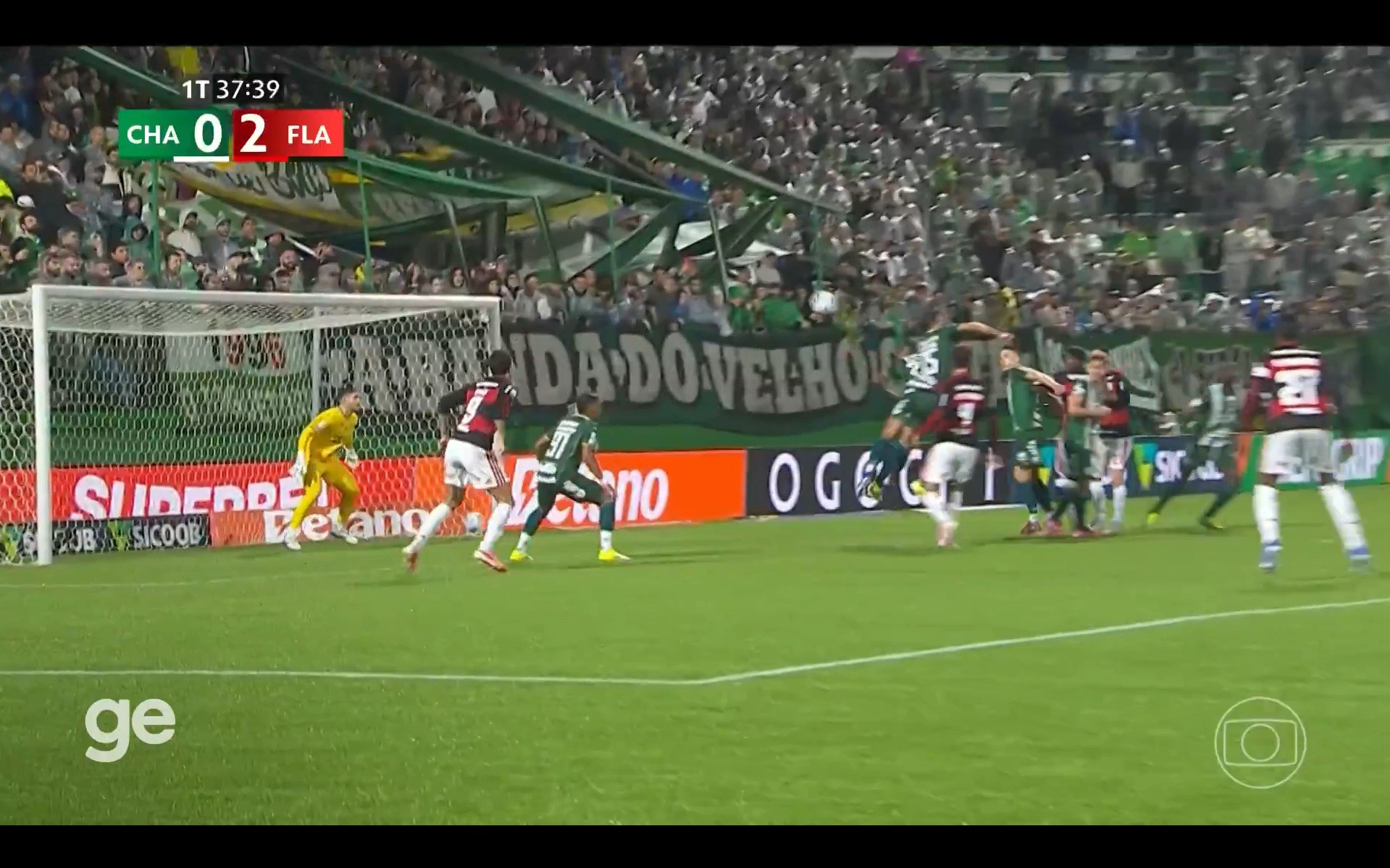 Cover image for Gol contra bizarro da Chapecoense amplia vantagem do Flamengo