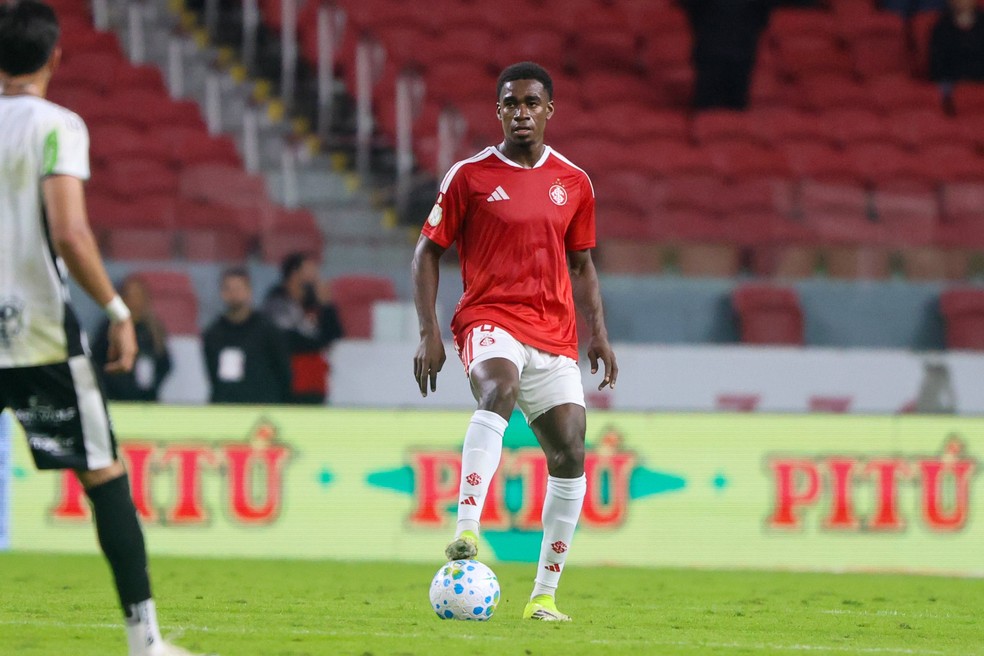 Félix Torres em ação pelo Internacional