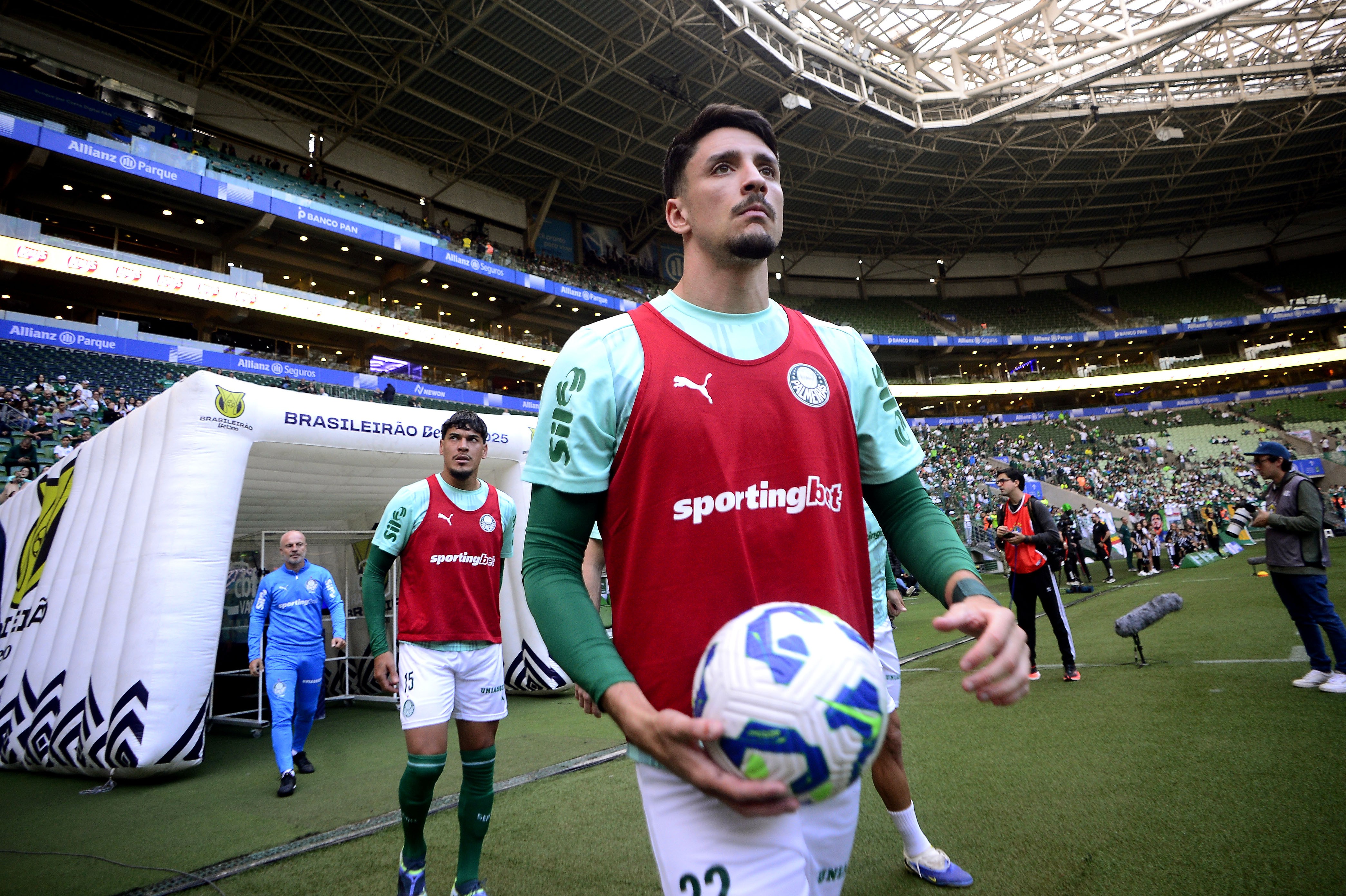 Palmeiras estende vínculo de Piquerez até 2030 no mais novo acordo.