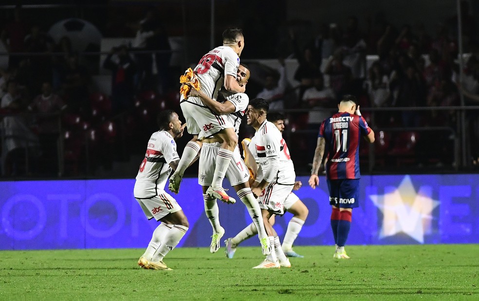 São Paulo comemora classificação contra o San Lorenzo — Foto: Marcos Ribolli