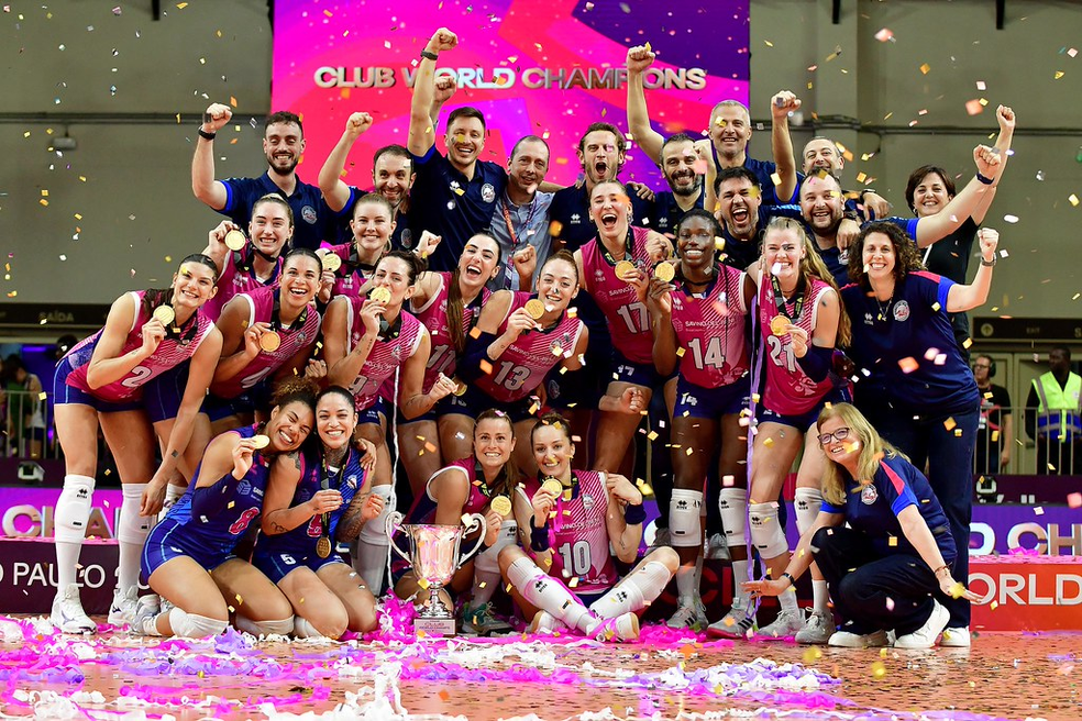 Jogadoras do Scandicci posam com taça e medalhas do Mundial de Clubes Feminino de vôlei — Foto: Deco Pires/Fotojump