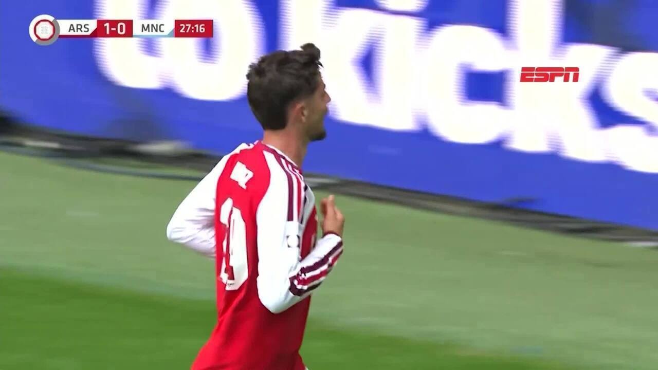 Meia do Arsenal viraliza ao acertar o próprio rosto com troféu da Supercopa da Inglaterra; veja