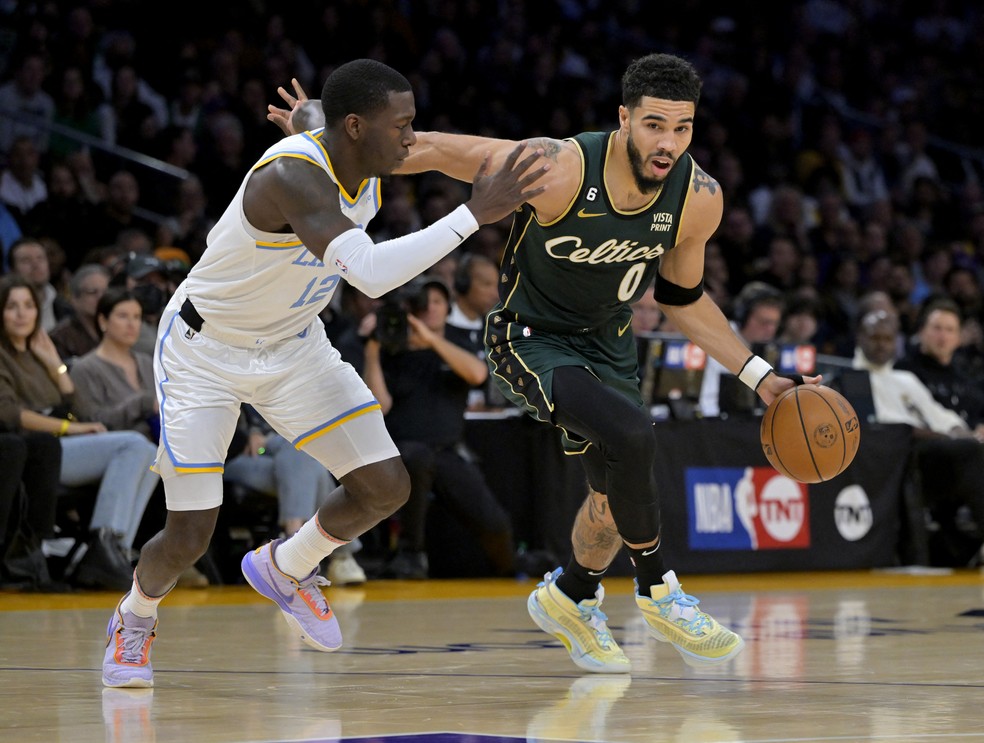 Tatum faz cesta de 3 no fim do jogo e Celtics superam 76ers na NBA