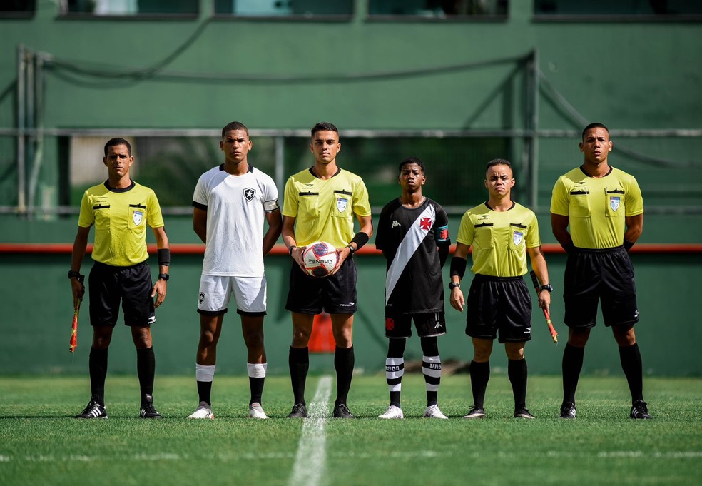 Único homem transexual no quadro da Ferj, Gabriel Borges conta experiências  como assistente de arbitragem, futebol