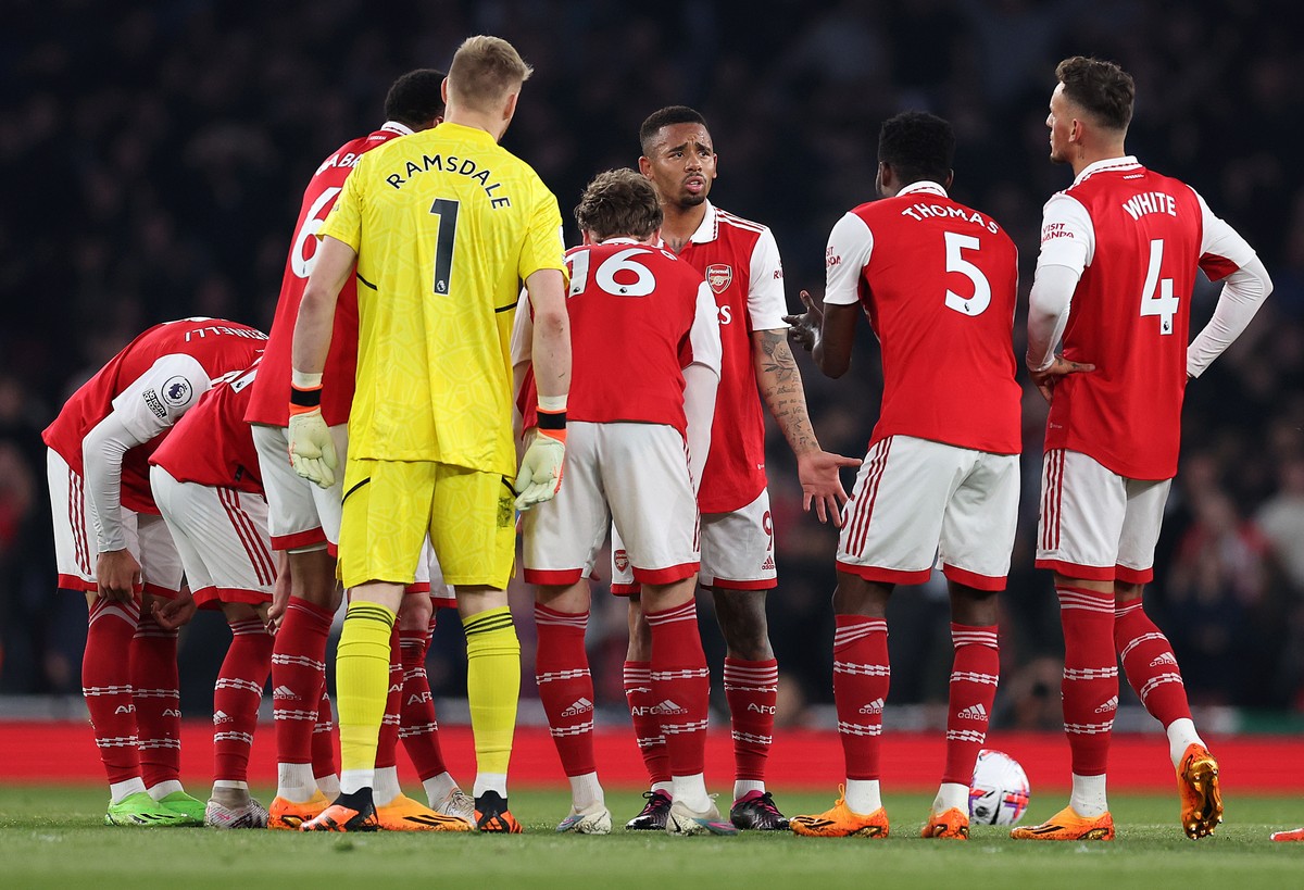 Arsenal cede empate nos acréscimos e se distancia do título inglês