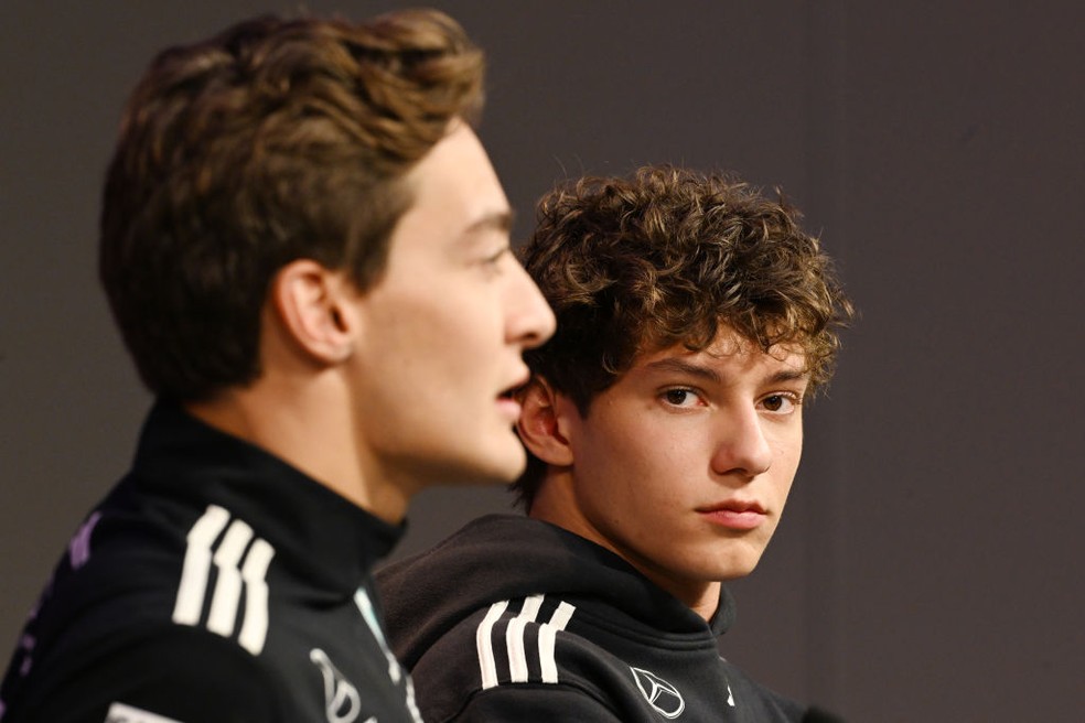 George Russell e Kimi Antonelli em evento de lançamento da F1 2025 — Foto: Mark Sutton - Formula 1/Formula 1 via Getty Images