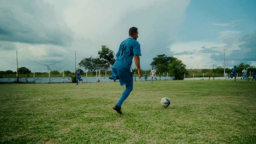 Jogador de futebol de uma perna só persegue sonho do esporte