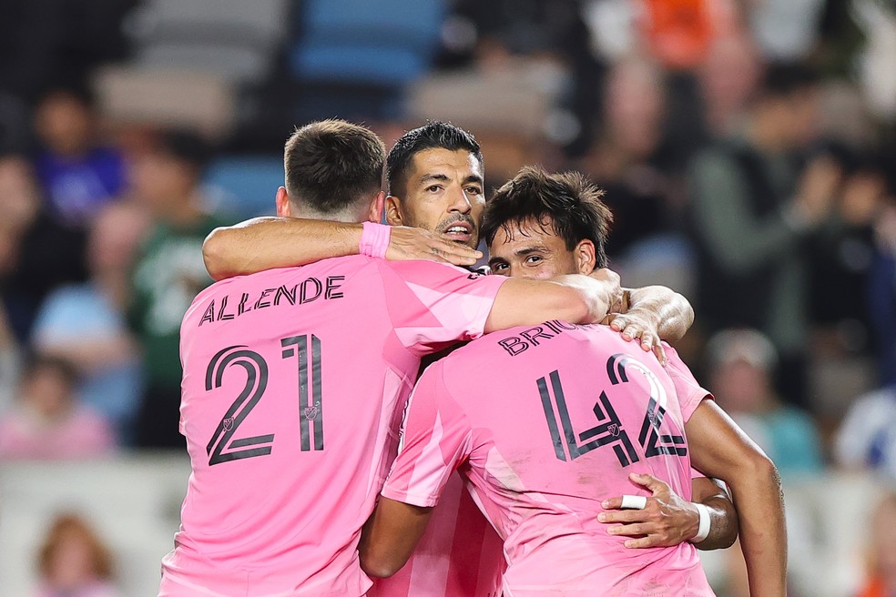 Suárez é abraçado por Allende e Segovia, para quem deu assistências, e por Bright — Foto: Alex Slitz/Getty Images