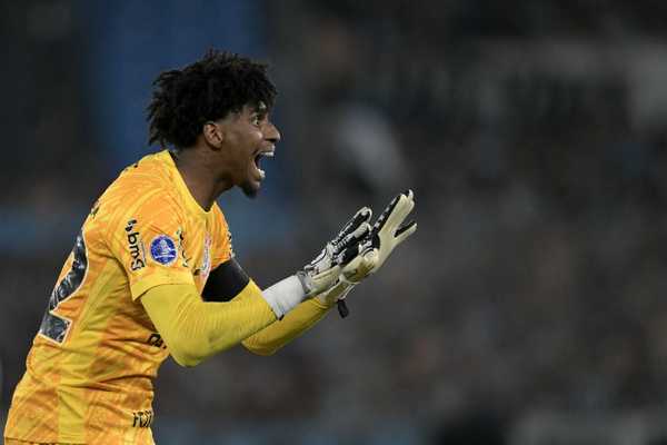 Hugo Souza critica atuação do árbitro em jogo do Corinthians contra o Racing