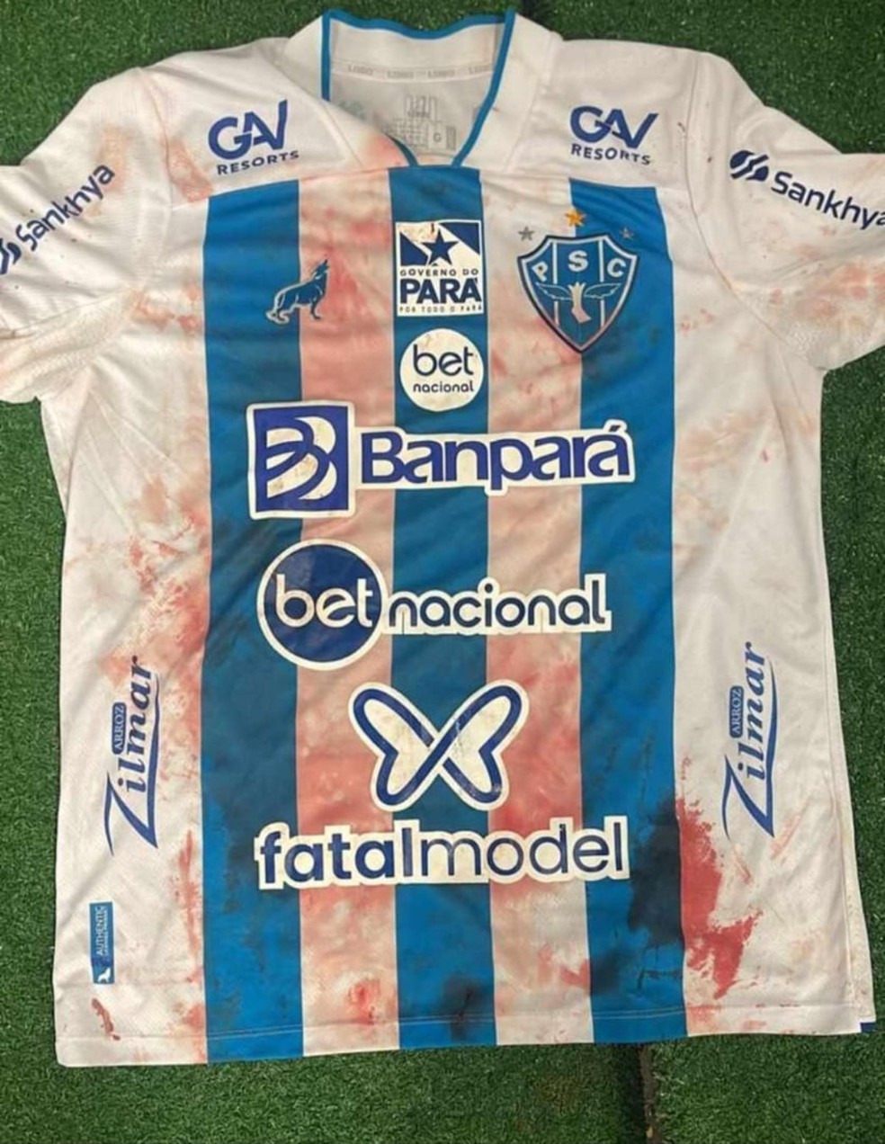 Camisa do zagueiro Naylhor ficou bastante ensanguentada &mdash; Foto: Reprodu&ccedil;&atilde;o