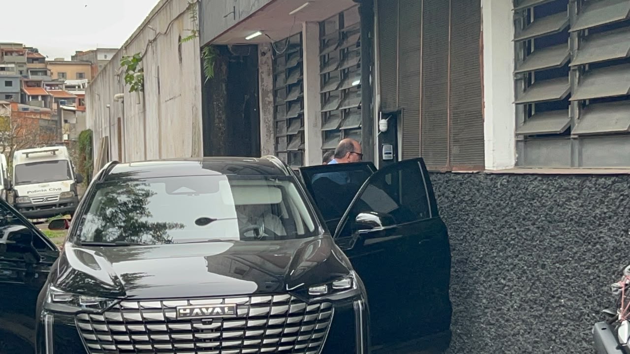 Nicolas, do São Paulo, deixa delegacia depois de atropelamento que matou homem em Barueri