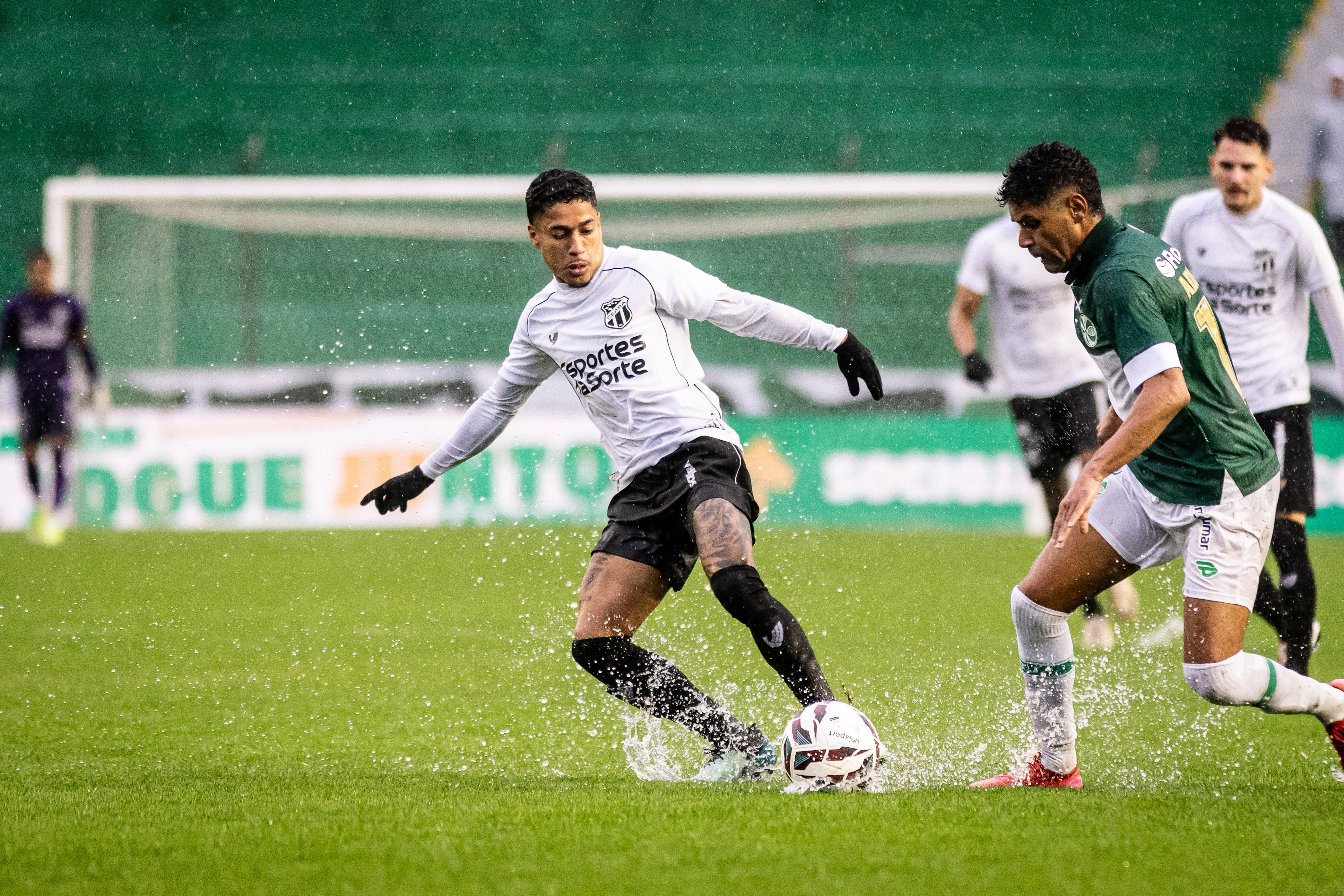 Atlético-GO negocia contratação do meia Matheusinho, do Ceará