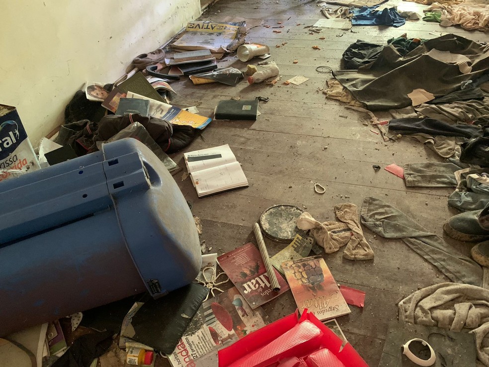 Interior do Hotel Pinheiros, em Teresópolis, que está abandonado — Foto: Tébaro Schmidt / ge