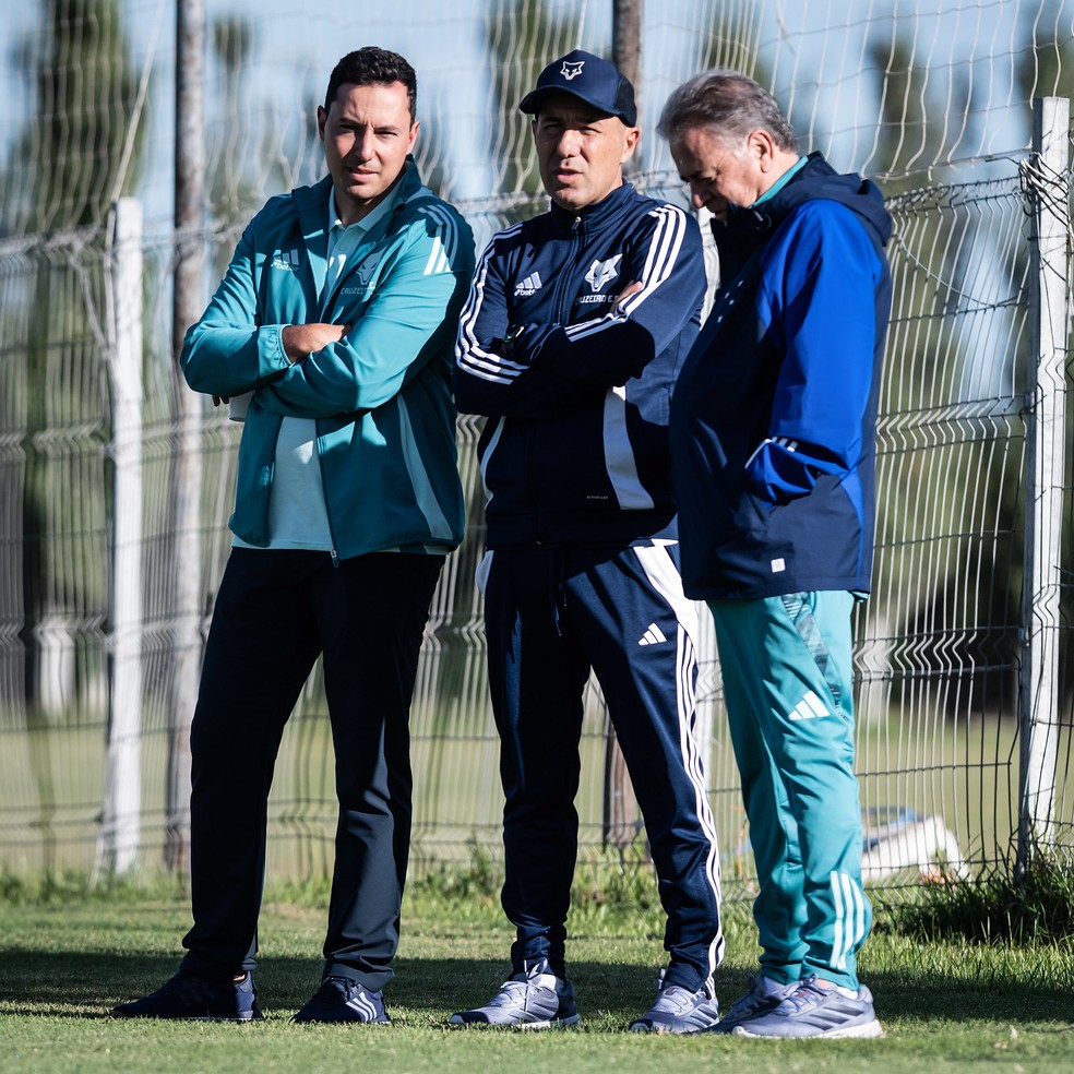 Pedro Junio, Leonardo Jardim e Paulo Pelaipe Cruzeiro — Foto: Gustavo Aleixo/Cruzeiro
