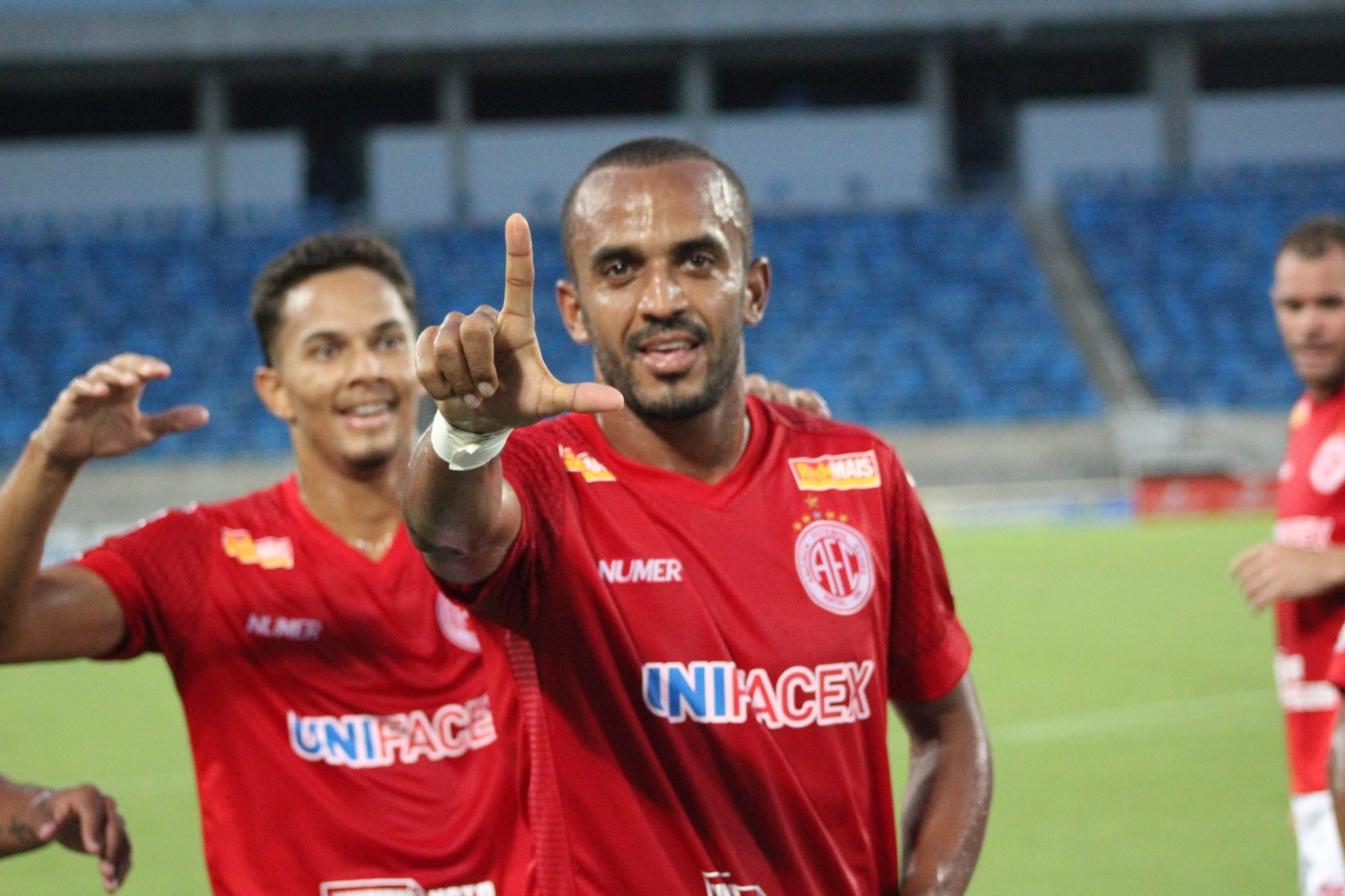 Com Caxito e Cesinha, Central tem 18 atletas no elenco | Ge