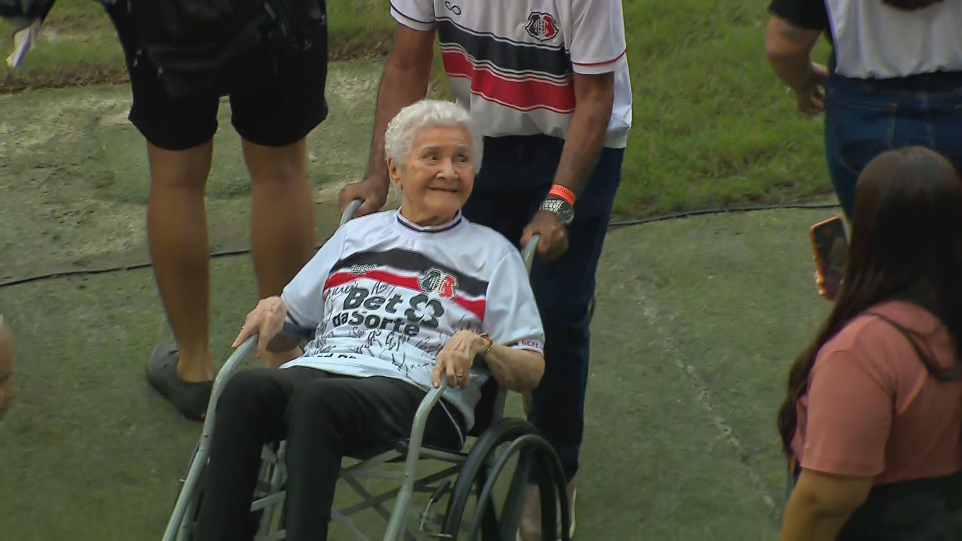 Torcedora centenária do Santa Cruz realiza sonho de entrar no campo com jogadores; veja vídeo