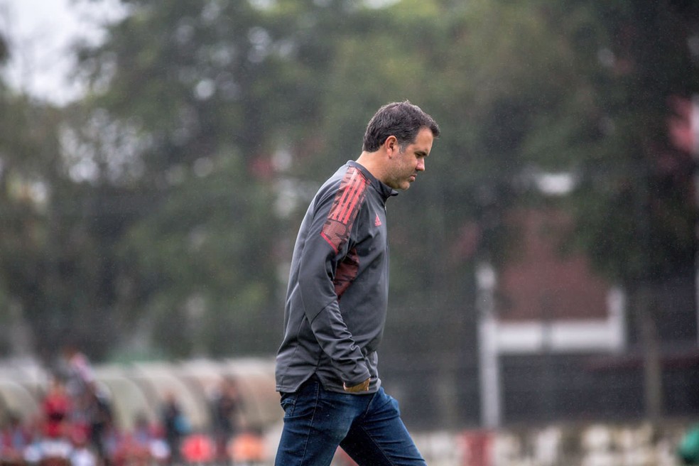 Luiz Carlos, gerente de futebol de base do Flamengo, em partida na Gávea