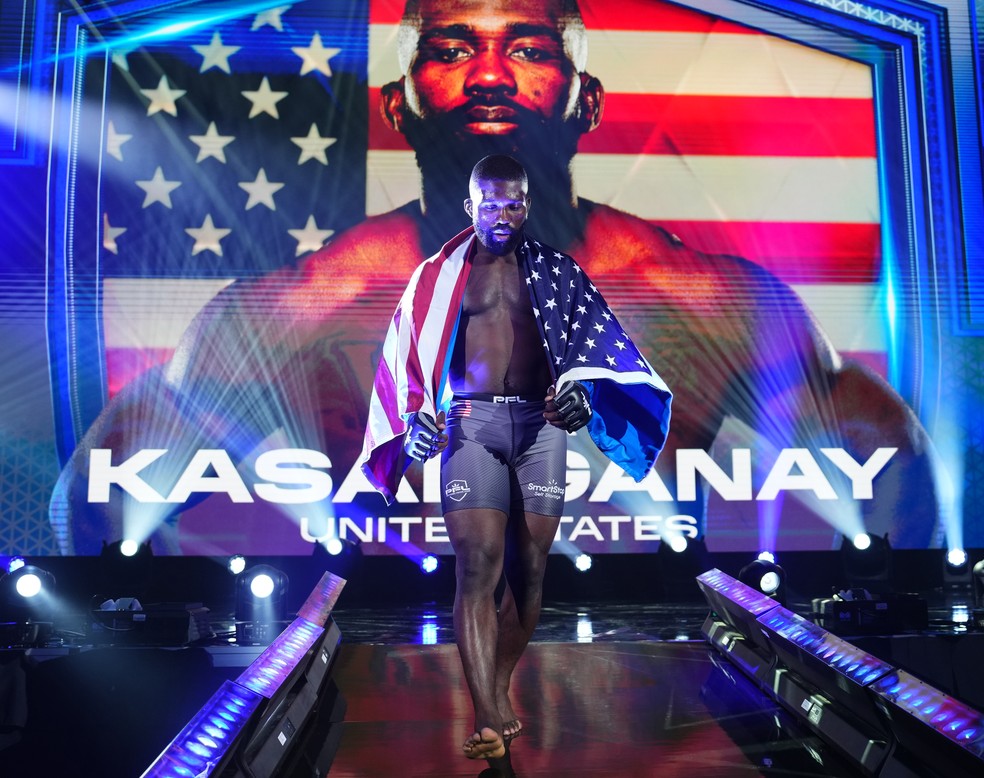 O lutador americano Impa Kasanganay faz a caminhada rumo ao cage da PFL — Foto: Divulgação/PFL