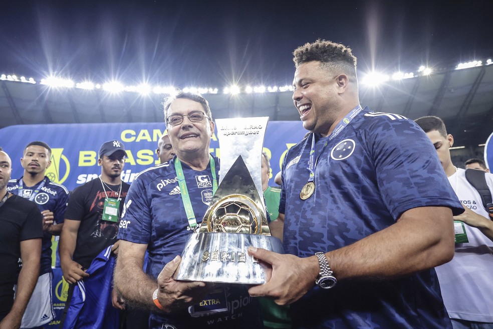 Pedro Lourenço e Ronaldo com troféu da Série B de 2022, conquistado pelo Cruzeiro — Foto: Cris Mattos/Staff Images