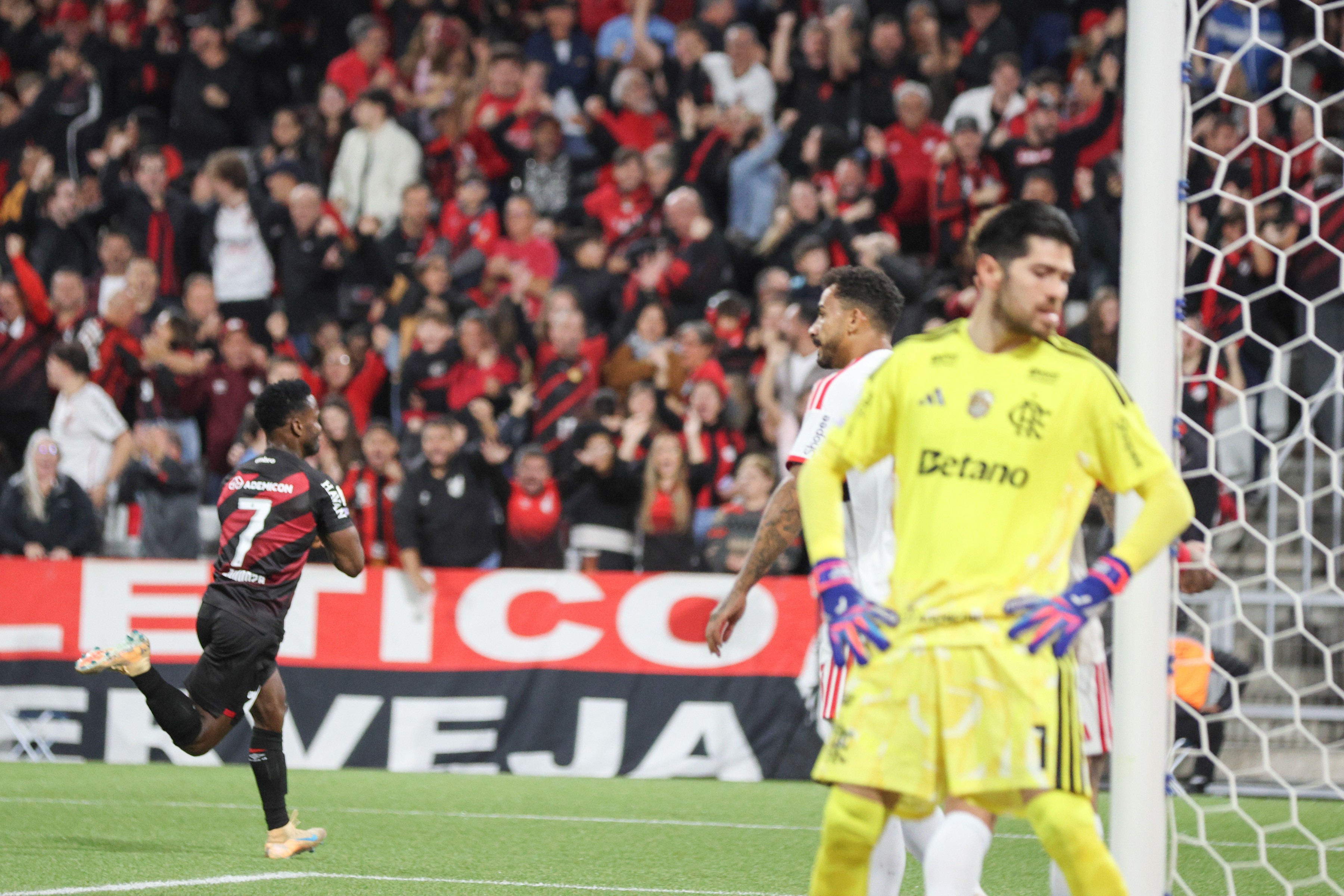 Rossi admite falhas pelo Flamengo e promete reação: "Erram os melhores"