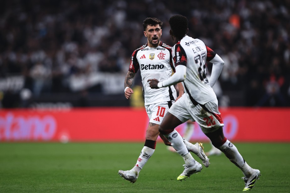 Flamengo supera amasso e tem grande virada com protagonismo de Carrascal