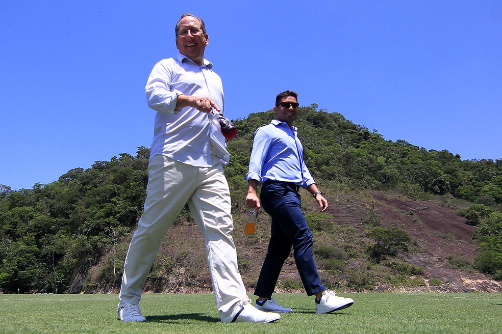 John Textor com Thairo Arruda no CT Lonier — Foto: Vítor Silva/Botafogo