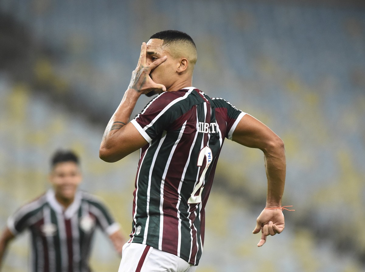 Gilberto, lateral do Fluminense, explica motivo de ter utilizado esparadrapo  no rosto, Fluminense