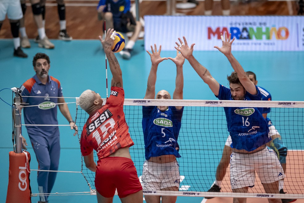 Ataque de Darlan, do Sesi-Bauru, contra o Cruzeiro, na final da Supercopa Masculina