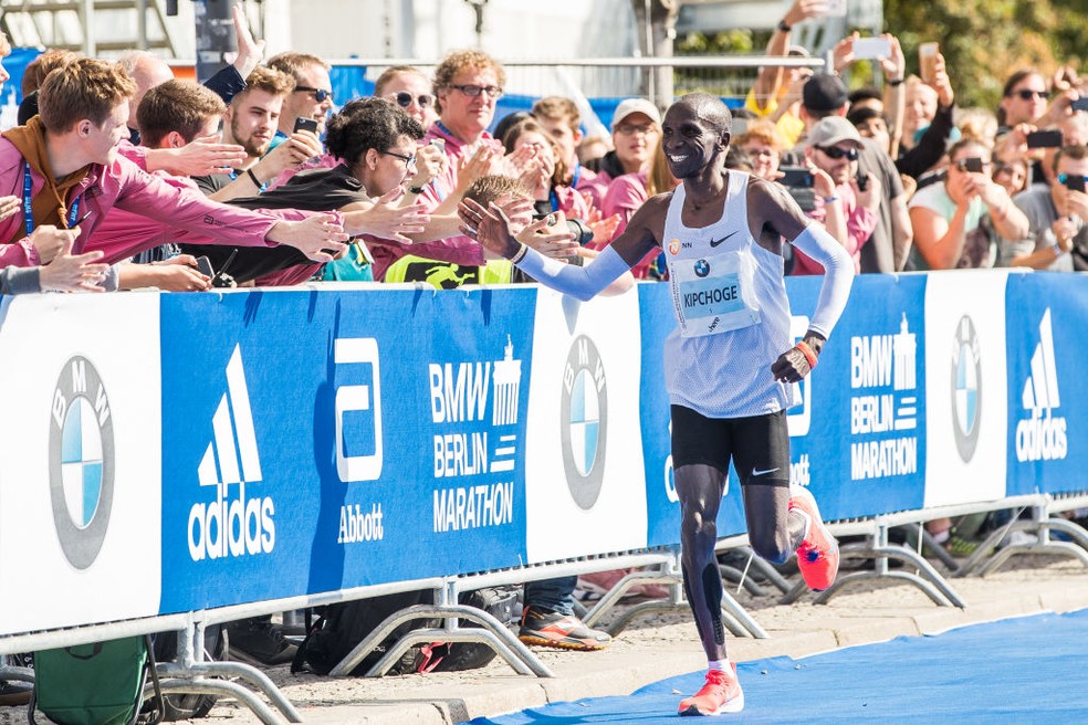 Eliud Kipchoge usando as fitas aerodinâmicas nas pernas na Maratona de Berlin de 2018 — Foto: Maja Hitij/Bongarts/Getty Images