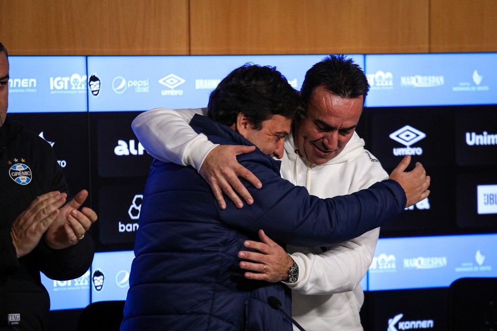 Presidente Alberto Guerra e pré-candidato Marcelo Marques trocam abraço — Foto: Ângelo Pieretti / Grêmio FBPA
