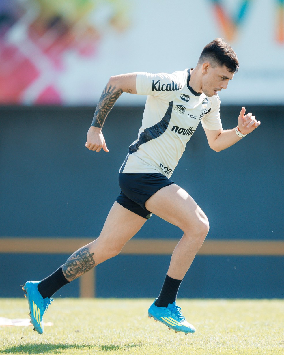 Escobar durante treino do Santos — Foto: Raul Baretta/ Santos FC