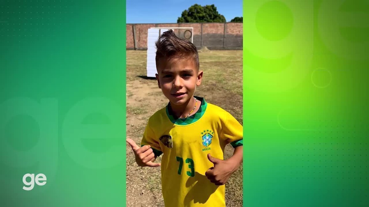 Vídeo: habilidade de meninos jogando bola na rua da Vila Belmiro