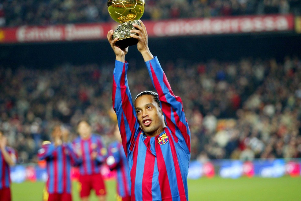 Ronaldinho venceu a Bola de Ouro com a camisa do Barcelona em 2005 — Foto: Luis Bagu/Getty Images