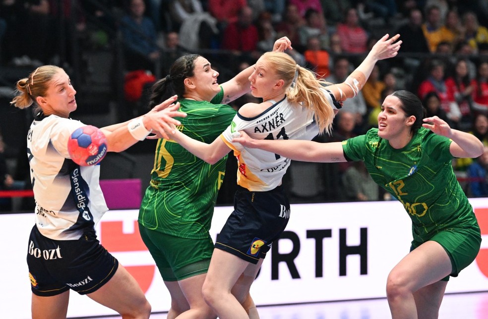Defesa brasileira tenta parar um ataque da Suécia — Foto: THOMAS KIENZLE/AFP