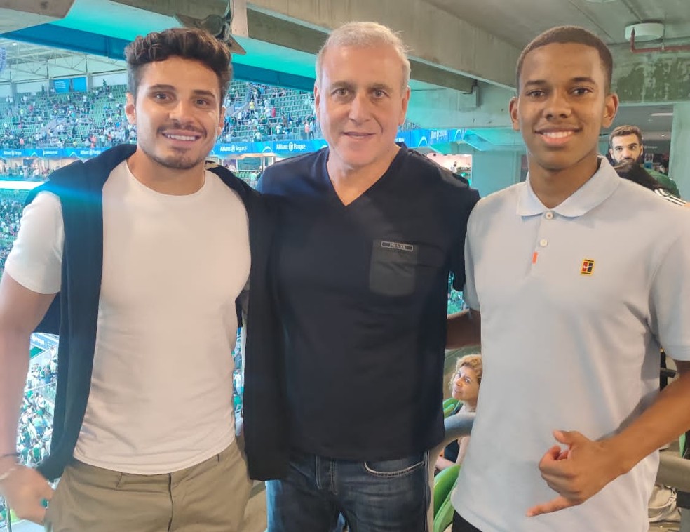 Raphael Veiga, o empresário André Cury e Estevão no jogo do Palmeiras — Foto: Reprodução