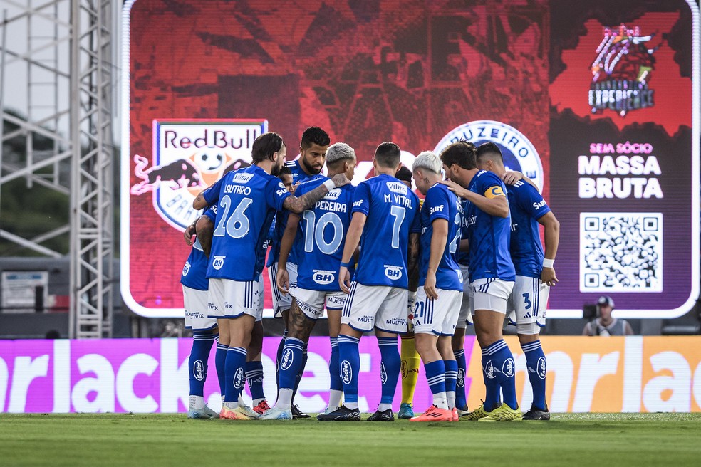 Jogadores do Cruzeiro reunidos antes de partida contra o Bragantino — Foto: Gustavo Aleixo