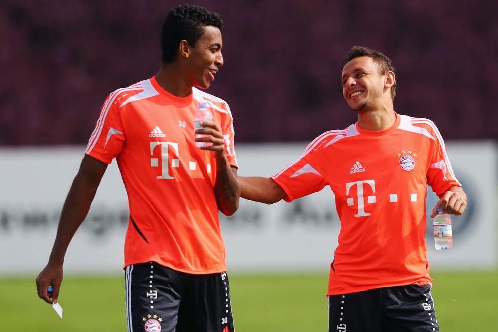Luiz Gustavo e Rafinha em treino do Bayern em 2013 — Foto: Alex Grimm / Getty Images