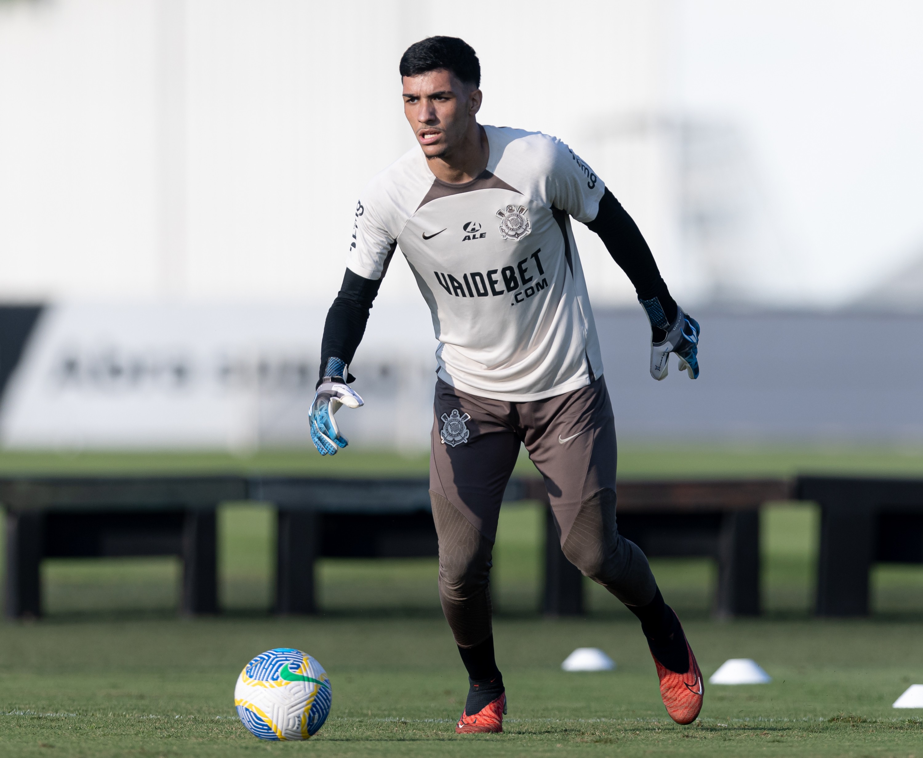 Corinthians confirma renovação de contrato com goleiro Matheus Corrêa até 2028, em grande jogada estratégica