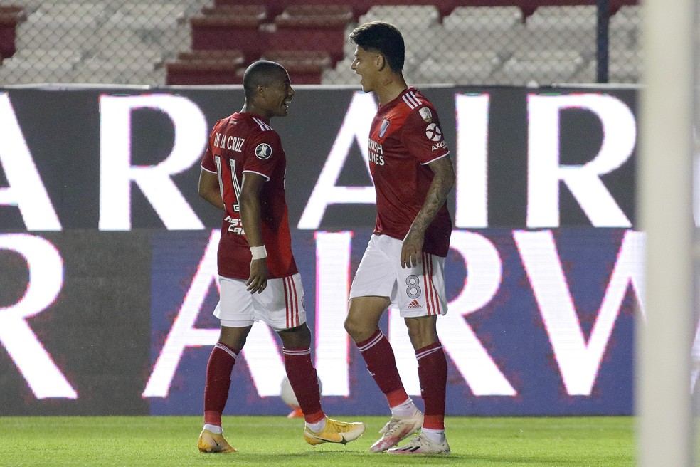 Carrascal e De La Cruz comemoram gol contra o Nacional em 2020 — Foto: Ernesto Ryan/Getty Images