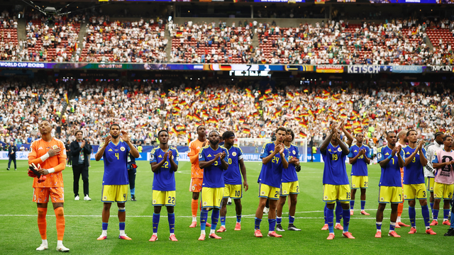 Jogadores de Curaçao aplaudem torcedores após estreia na Copa do Mundo
