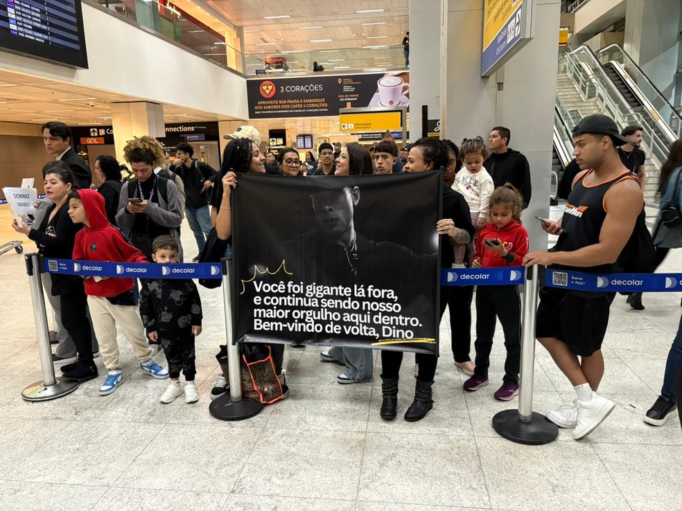 Fãs aguardam a chegada de Ramon Dino — Foto: Wesley Felix