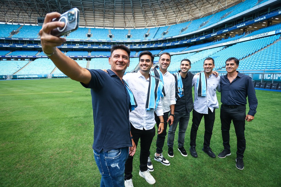 Gustavo Quinteros posa para foto com auxiliares e filhos na Arena — Foto: Lucas Uebel / Grêmio FBPA