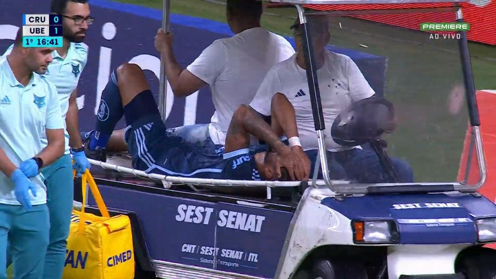 João Marcelo, do Cruzeiro, deixa o campo na maca e chorando — Foto: Reprodução/Premiere