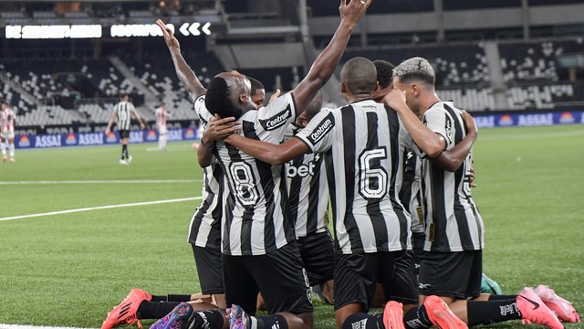 Patrick de Paula comemora gol com companheiros de time - Botafogo x Bangu