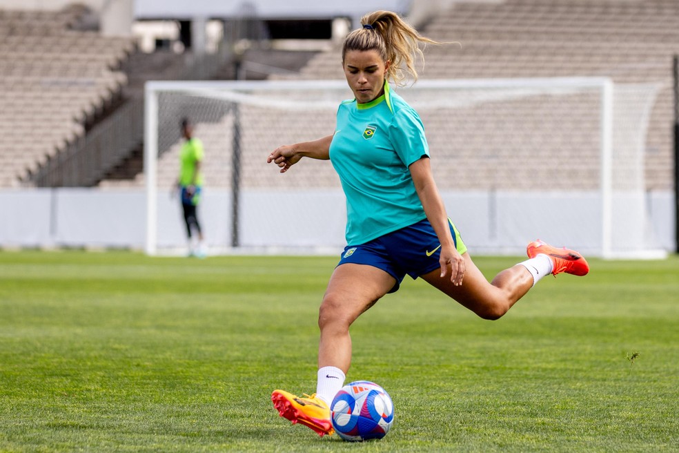 Tamires, lateral da seleção feminina