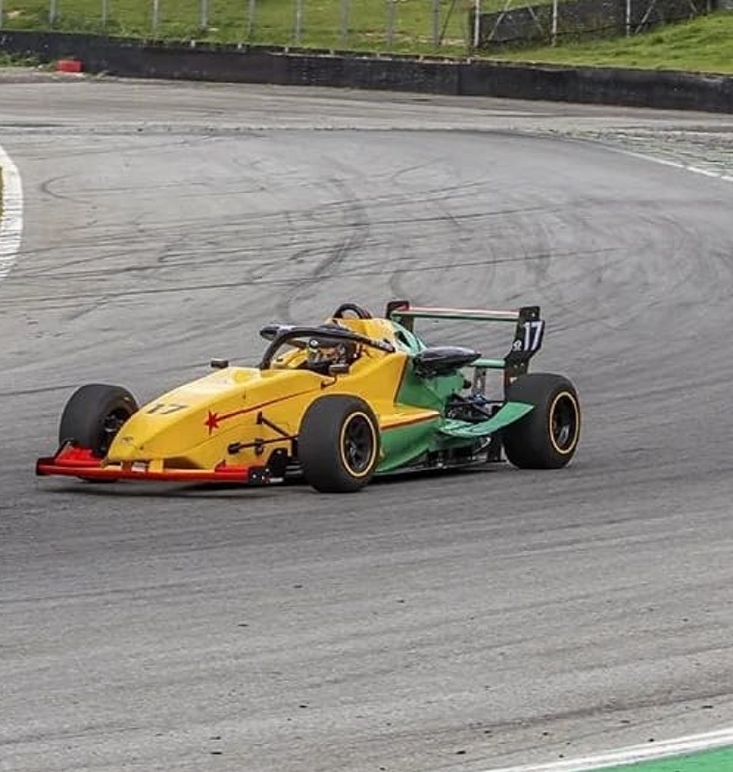 Pedro Antunes assegura pole position para estreia na Fórmula Delta, em ...