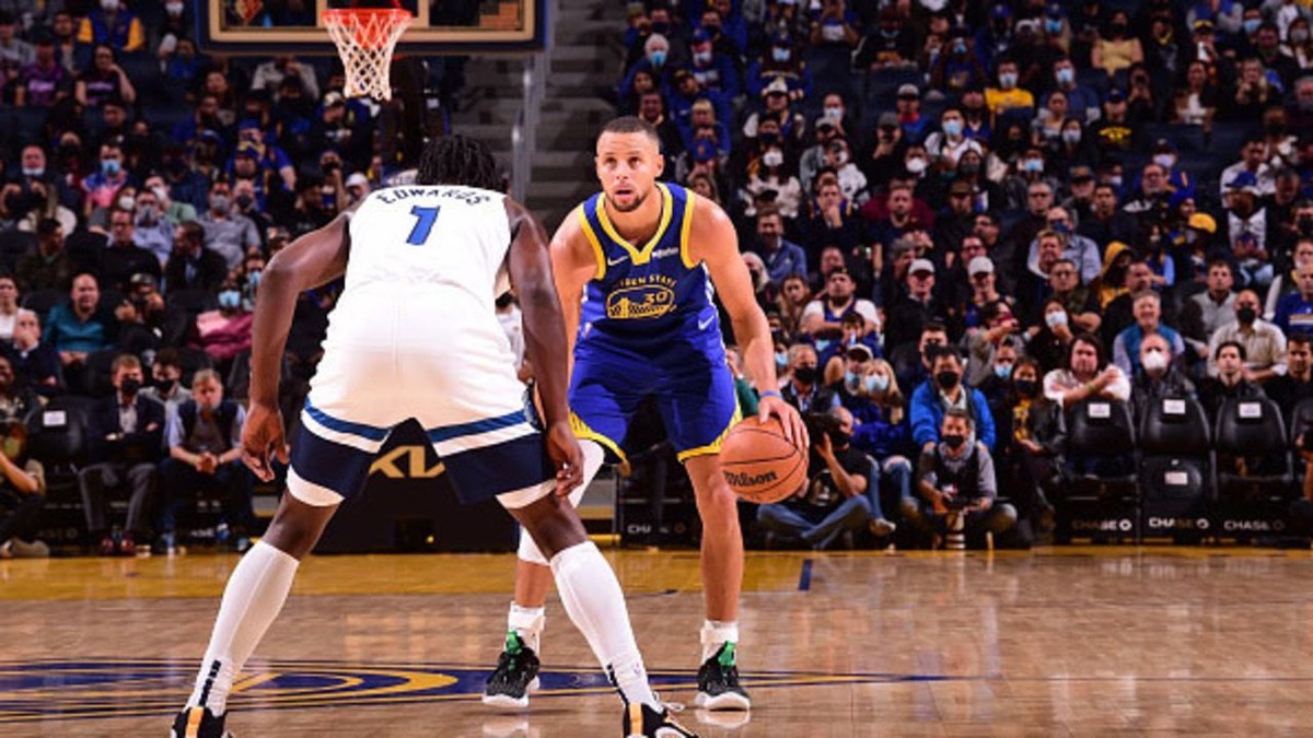 NBA: imagem mostra auxiliar do Indiana pegando bola histórica de