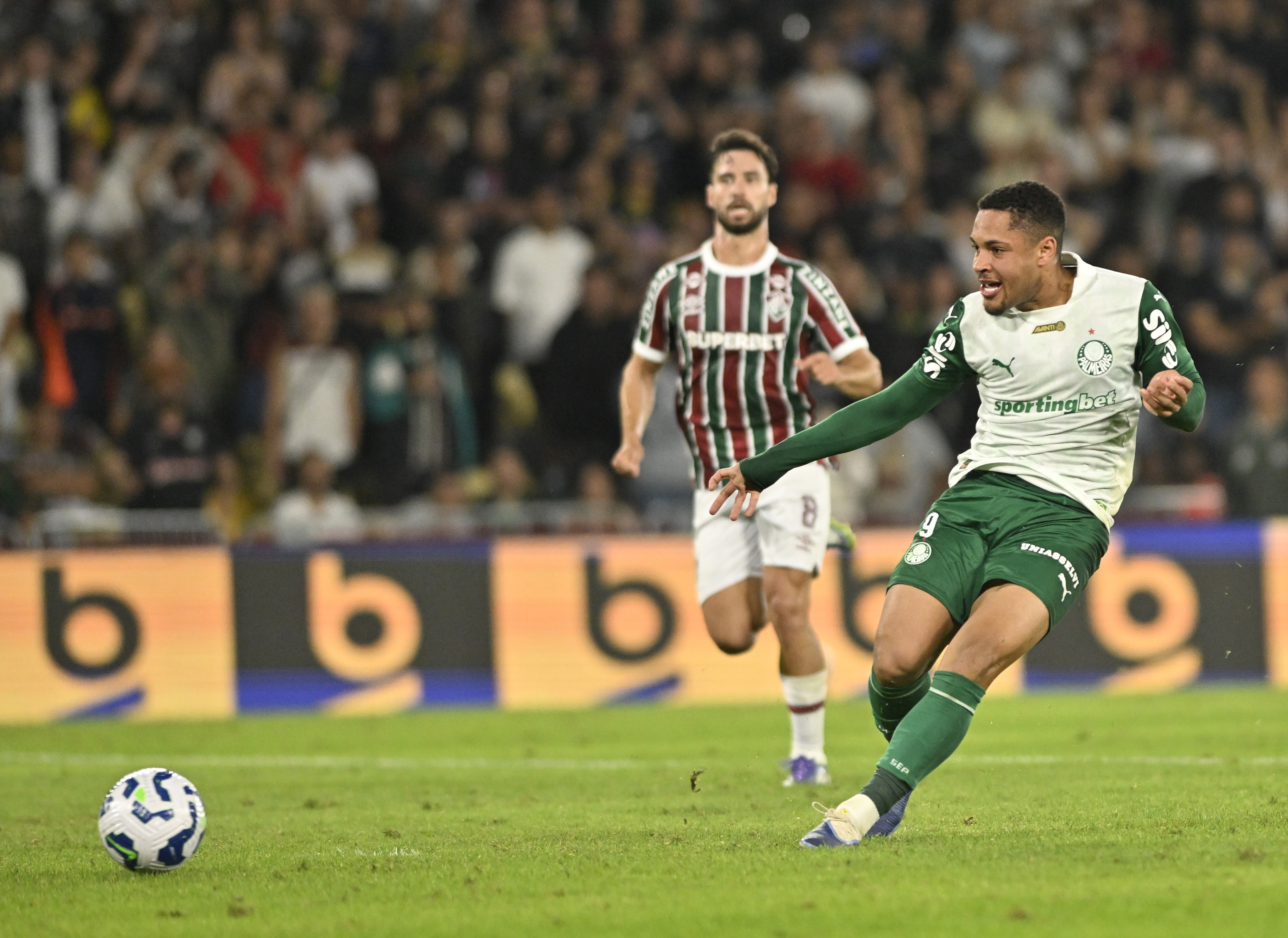 Palmeiras vence com presentes tricolores e demora a ganhar agressividade no jogo.